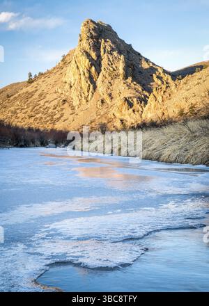Eagle Rock nid et partiellement congelée embranchement nord de la rivière cache la poudre dans le nord du Colorado à Livermore, près de Fort Collins, paysage d'hiver Banque D'Images