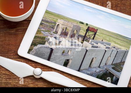Ruines de béton de l'une des cinq usines de réduction et stations de pompage fabriquant de la potasse pendant la première Guerre mondiale près d'Antioch, Nebraska, revue de l'image aérienne Banque D'Images