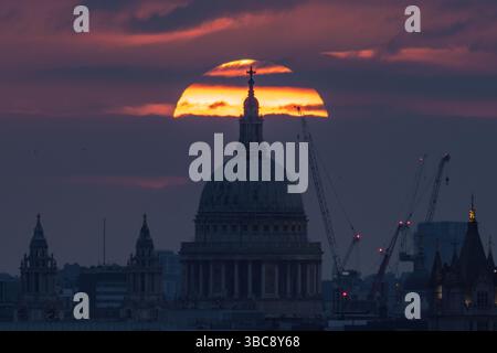 Londres, Royaume-Uni. 18 mai 2025. Météo britannique : coucher de soleil spectaculaire derrière la cathédrale Saint-Paul avec un grand changement dans le modèle météorologique arrivant juste à temps pour le week-end des vacances de printemps à la fin du mois de mai. Crédit : Guy Corbishley/Alamy Live News Banque D'Images