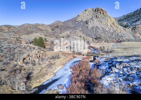 Eagle Rock nid et partiellement congelée embranchement nord de la rivière cache la poudre dans le nord du Colorado à Livermore, près de Fort Collins, l'hiver Banque D'Images