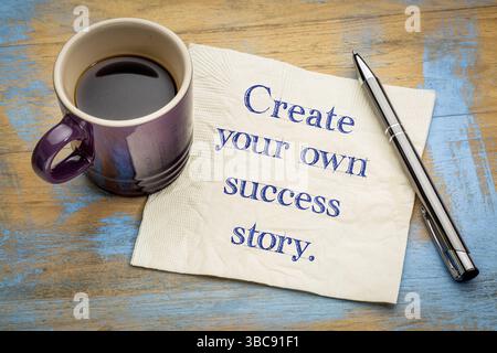 Créer votre propre histoire à succès - écriture de motivation sur une serviette avec une tasse de café expresso Banque D'Images