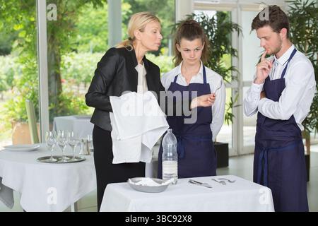 serveur manager et serveuse à l'entraînement Banque D'Images