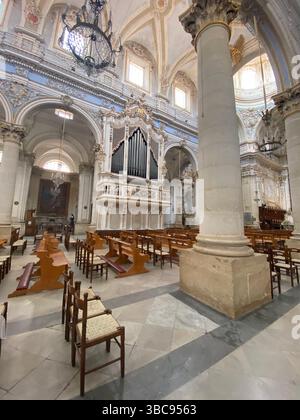 Vue grand angle de la superbe architecture baroque et des détails ornés à l'intérieur de la cathédrale San Giorgio à Modica, Sicile, Italie, mettant en évidence le tuyau o Banque D'Images