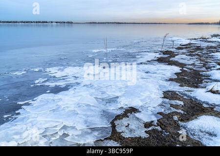 Crépuscule sur le lac gelé dans le nord du Colorado - paysage hivernal du parc d'État de Boyd Lake Banque D'Images