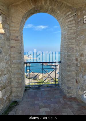 Vue sur le port de l'intérieur du château d'Ortona, offrant un aperçu de la mer Adriatique et du charmant port, situé dans la région des Abruzzes en Italie Banque D'Images
