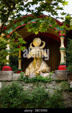 Biddulph Grange Garden, Staffordshire, Angleterre. Ce jardin victorien historique présente des plantes exotiques et un aménagement paysager ornemental. Golden Buffalo. Banque D'Images