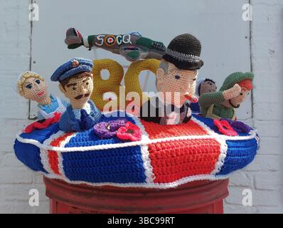 Un topper de boîte aux lettres sur le thème du 80e anniversaire de VE Day à Claydon, Suffolk, Royaume-Uni Banque D'Images