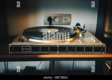 Belgrade, Serbie - 14 mai 2025 : Détails d'un tourne-disque moderne sur la table, une lumière intéressante sur le côté. Banque D'Images