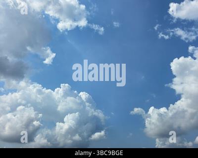 Beau ciel avec des nuages cumulus. Fond de nuages de ciel bleu, beau paysage avec des nuages. Ciel bleu clair et nuages blancs. Haute résolution Banque D'Images