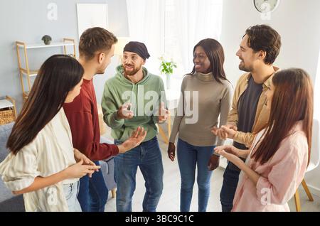 Groupe d'amis de race mixte se réunissant et discutant, discutant de leurs idées et de leurs plans Banque D'Images