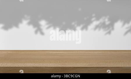 ombre des arbres se balançant doucement dans la brise, sur un fond blanc avec une table en bois. Banque D'Images