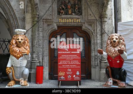 Munich, Deutschland. 18 mai 2025. Entrée au Ratskeller dans la mairie de Munich ? Crédit : dpa/Alamy Live News Banque D'Images