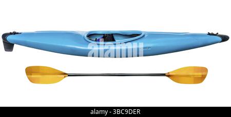 Kayak d'eau vive en plastique bleu avec une pagaie, isolé sur blanc Banque D'Images