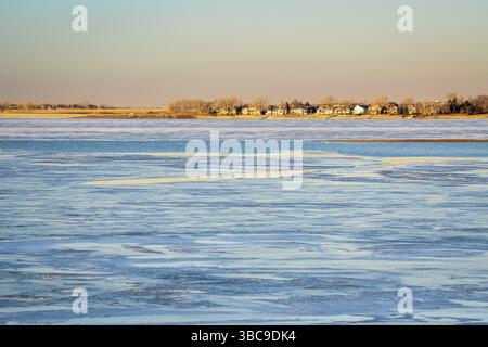 Crépuscule sur l'hiver gelé Boyd Lake dans le nord du Colorado Banque D'Images