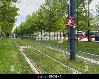 Rotterdam Hollande. 8 mai 2025. Rails de tramway en ville, pistes de tramway sur l'herbe, ligne de transport en commun en ville, ciel nuageux. Pays-Bas Banque D'Images