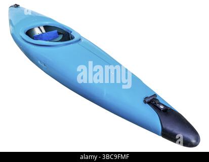 Vieux kayak d'eau vive en plastique bleu, isolé sur blanc avec chemin de clipping Banque D'Images