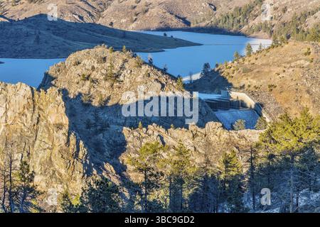 Frozen Seaman Reservoir sur North Fork de la rivière cache la poudre - vue hivernale depuis Gateway Natural Area près de Fort Collins, Colorado Banque D'Images