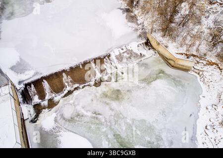 L'un des nombreux barrages de dérivation de l'eau sur la rivière poudre - vue aérienne de paysages d'hiver glacés Banque D'Images