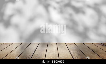 ombre des arbres se balançant doucement dans la brise, sur un fond blanc avec une table en bois. Banque D'Images