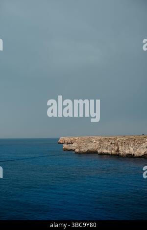 Falaises spectaculaires et paysages marins à Pont d’en Gil Banque D'Images