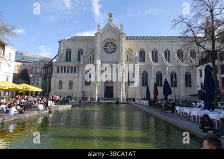 Le bassin et l'église Sainte Catherine à Bruxelles Banque D'Images