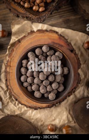Vue de dessus de noisettes rôties recouvertes de chocolat dans un bol Banque D'Images