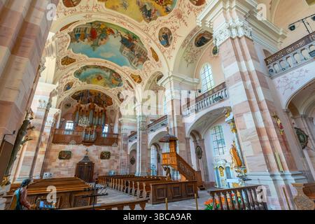 Intérieur baroque de l'église Saint Maurice dans le village d'Ebersmunster, Alsace, France. L'orgue construit de 1730 à 1732 par le célèbre facteur d'orgues an Banque D'Images