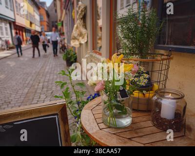 Erfurt, Allemagne - 22 mai 2023 : allée sur le pont des marchands, Kraemerbruecke à Erfurt, Allemagne. Il a été construit en 1325. Le seul pont au nord des Alpes Banque D'Images