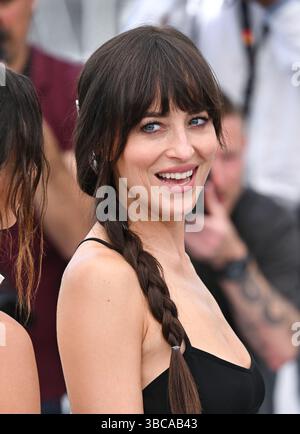 Cannes, France. 19 mai 2025. Dakota Johnson assiste au Photocall de Splitsville, dans le cadre du 78ème Festival de Cannes, Palais des Festival. Crédit : Doug Peters/EMPICS/Alamy Live News Banque D'Images