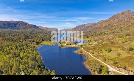 Glen Affric Cannich Écosse un ciel très bleu et le Loch et la forêt et les montagnes sur une journée de printemps ensoleillée Banque D'Images
