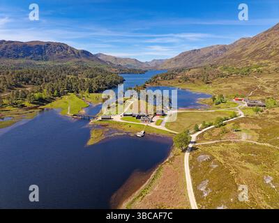 Glen Affric Cannich Écosse un ciel très bleu et le Loch avec des arbres par une journée ensoleillée de printemps Banque D'Images