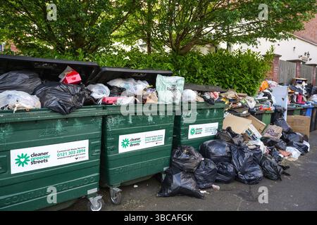 Park Rd, Moseley, Birmingham, 19 mai 2025 : un énorme tas de déchets à l'extérieur de Sinclair court à Moseley où les pies déchirent les sacs poubelle. - Les résidents des appartements de Birmingham et des grands HMO n'ont pas eu leurs poubelles vidées depuis jusqu'à 3 mois car le conseil municipal de Birmingham ne parvient pas à collecter les grands conteneurs de déchets. Le mois dernier, le conseil en faillite a vidé les poubelles à roulettes noires standard sur une base hebdomadaire. Crédit : British News and Media/Alamy Live News Banque D'Images