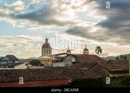 Vue sur le coucher du soleil depuis le jardin du musée du couvent de San Francisco sur le dôme de la cathédrale de Grenade à Grenade, Nicaragua Banque D'Images