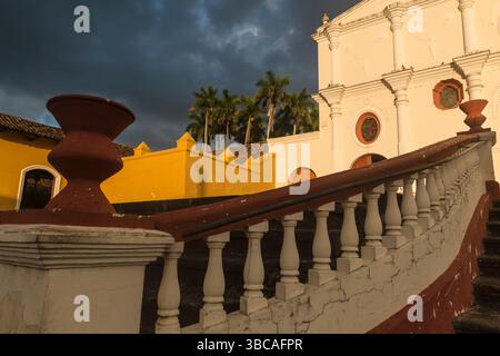 Vue sur le coucher du soleil depuis les marches sur la façade de la cathédrale San Francisco à Grenade, Nicaragua. Banque D'Images