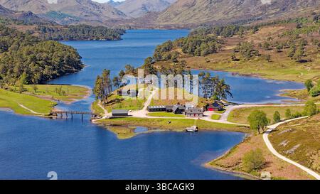 Glen Affric Cannich Scotland Lodge le Loch et la forêt et les montagnes par une journée ensoleillée de printemps Banque D'Images