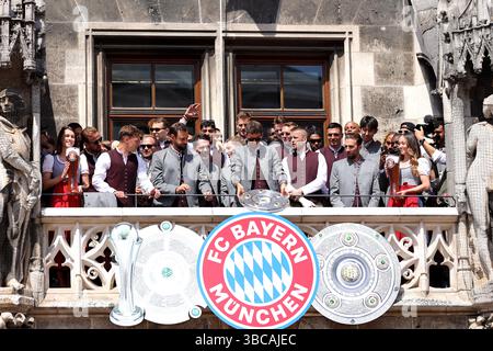 Munich, Deutschland. 18 mai 2025. firo : 18.05.2025, Football, Football, 1. Ligue, 1. Bundesliga, saison 2024/2025, célébration du Championnat FC Bayern Munich, joueurs du FC Bayern Munich pendant Credit : dpa/Alamy Live News Banque D'Images