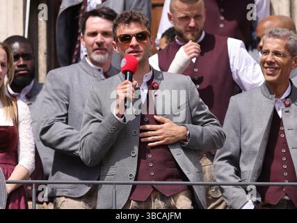 Munich, Deutschland. 18 mai 2025. firo : 18.05.2025, Football, Football, 1. Ligue, 1. Bundesliga, saison 2024/2025, célébration du championnat FC Bayern Munich, Thomas Muller du FC Bayern Munich pendant Credit : dpa/Alamy Live News Banque D'Images