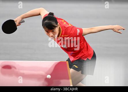Doha, Qatar. 19 mai 2025. Shi Xunyao sert lors de la ronde de simple féminine de 64 entre Shi Xunyao, de Chine, et Andrea Todorovic, de Serbie, à la finale des Championnats du monde de tennis de table de l'ITTF Doha 2025 à Doha, Qatar, le 19 mai 2025. Crédit : HE Changshan/Xinhua/Alamy Live News Banque D'Images
