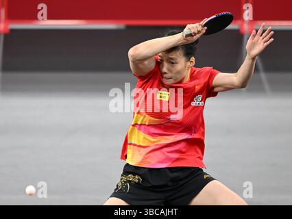 Doha, Qatar. 19 mai 2025. Shi Xunyao fait son retour lors de la ronde féminine en simple de 64 entre Shi Xunyao, de Chine, et Andrea Todorovic, de Serbie, lors de la finale des Championnats du monde de tennis de table de l'ITTF Doha 2025 à Doha, Qatar, le 19 mai 2025. Crédit : HE Changshan/Xinhua/Alamy Live News Banque D'Images