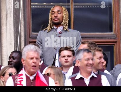 Munich, Deutschland. 18 mai 2025. firo : 18.05.2025, Football, Football, 1. Ligue, 1. Bundesliga, saison 2024/2025, célébration du Championnat FC Bayern Munich, Sacha Boey du FC Bayern Munich pendant Credit : dpa/Alamy Live News Banque D'Images