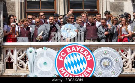 Munich, Deutschland. 18 mai 2025. firo : 18.05.2025, Football, Football, 1. Ligue, 1. Bundesliga, saison 2024/2025, célébration du Championnat FC Bayern Munich, joueurs du FC Bayern Munich pendant Credit : dpa/Alamy Live News Banque D'Images