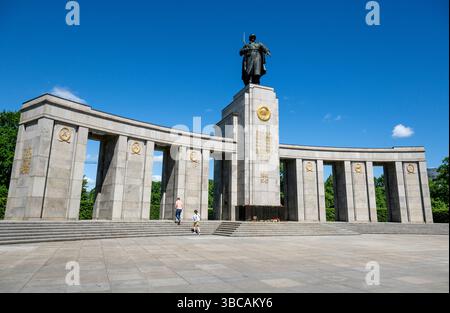Le Mémorial soviétique de la guerre à Berlin (Tiergarten), commémorant les soldats des forces armées soviétiques morts lors de la bataille de Berlin en 1945 Banque D'Images