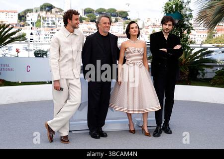 Aubry Dullin, Richard Linklater, Zoey Deutch et Guillaume Marbeck posent lors de l'appel photo de 'New Wave' lors du 78e Festival de Cannes au Palais des Festivals de Cannes, France, le 18 mai 2025. Banque D'Images