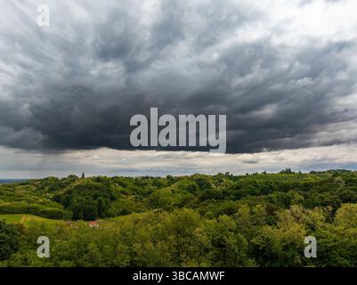 Vue aérienne du ciel dramatique au-dessus des collines en Croatie Banque D'Images
