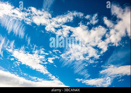 Cirrus et Cumulus nuages contre un ciel bleu Banque D'Images