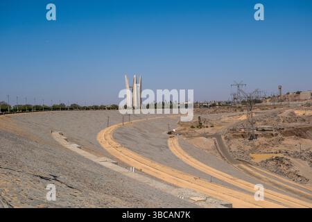 Barrage d'Assouan, ou barrage élevé, sur le Nil, en Égypte, construit entre 1960 et 1970 pour contrôler les inondations et produire de l'énergie hydroélectrique. Banque D'Images