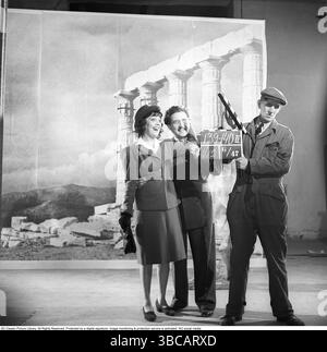Production cinématographique 1947. Katie Rolfsen et Stig Järrel pendant le tournage de Får JAG lov, magistern ! Järrel dans le rôle du danceteacher Clemens Hartman et Katie Rolfsen comme professeur de danse. L'intrigue tourne autour des leçons de danse de Clemens. Un membre de l'équipage dans le studio d'Europafilm se tient prêt avec le claquette classique avant la prise de la scène. Réalisé par Börje Larsson. Le film a été présenté en Suède le 26 décembre 1947 à Anglais. Kristoffersson réf AF34-8 Banque D'Images