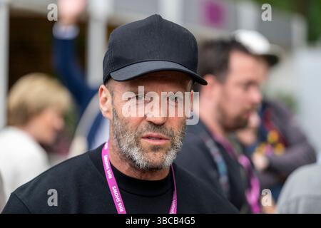 Londres, Royaume-Uni. 19 mai 2025. L'acteur Jason Statham lors de la journée de presse du 112e RHS Chelsea Flower Show dans le parc du Royal Hospital Chelsea. 31 nouveaux jardins organisés par 49 designers de jardin sont exposés aux côtés de commerces, cultivateurs, pépinières et fleuristes dans le meilleur de l'horticulture et de la floraison britanniques. Le spectacle se déroule jusqu'au 24 mai 2025. Credit : Stephen Chung / Alamy Live News Banque D'Images