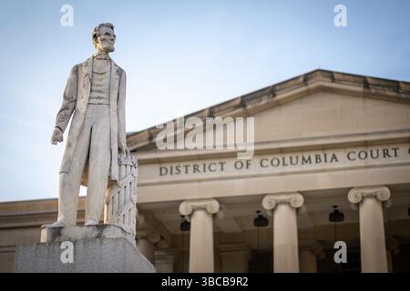 Washington DC, Vereinigte Staaten. 24 avril 2025. Une statue d'Abraham Lincoln est illuminée par le soleil du soir à Washington DC, le 24 avril 2025. Crédit : dpa/Alamy Live News Banque D'Images