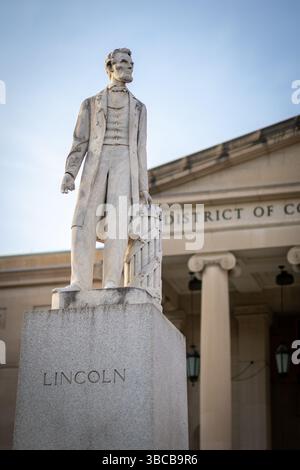 Washington DC, Vereinigte Staaten. 24 avril 2025. Une statue d'Abraham Lincoln est illuminée par le soleil du soir à Washington DC, le 24 avril 2025. Crédit : dpa/Alamy Live News Banque D'Images